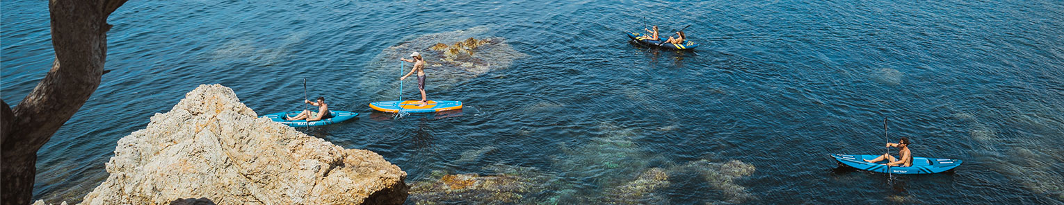 Paysage mer avec des riders en second plan sur leur planches gonflable