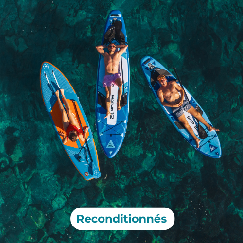 Deux jeunes hommes allongés sur les stand up paddle sur une eau bleu légérement foncé