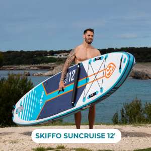 Stand up paddle bleu et orange sur mer avec écrit SUP Polyvalent en grand