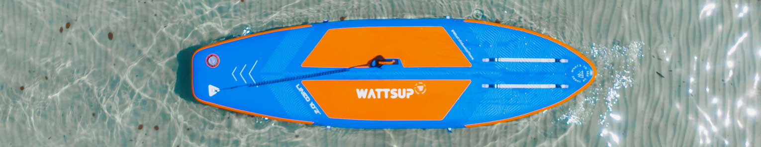 Planche de stand up paddle Wattsup Lined 10’2, bleu et orange avec des touches de blanc et de rouge. Vue de face sur fond d'eau claire, mettant en évidence son design dynamique et innovant.