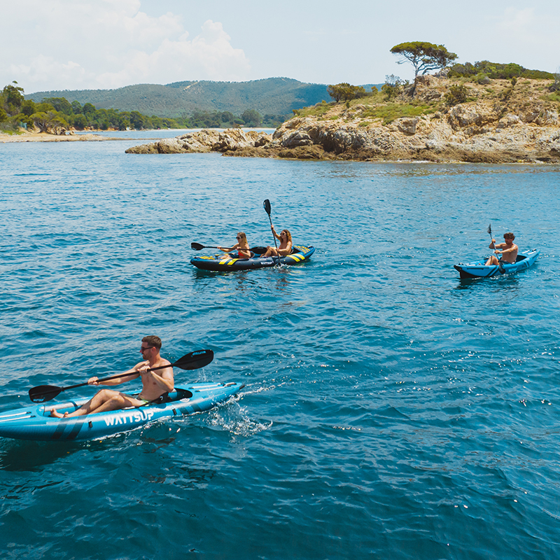 Trois kayaks gonflables bleu sur l'eau