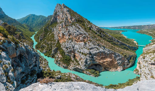 image des gorges du verdon, on y voit une eau claire au milieu des falaises