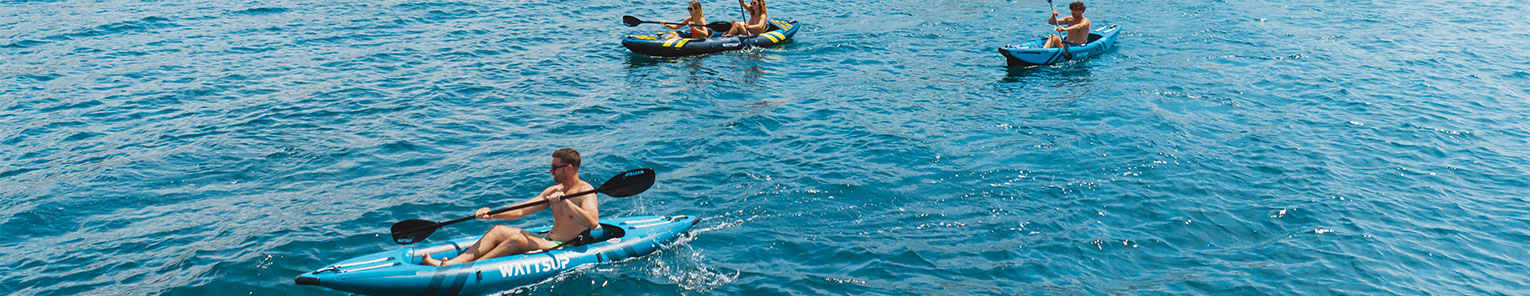 Trois kayaks gonflables bleu sur l'eau